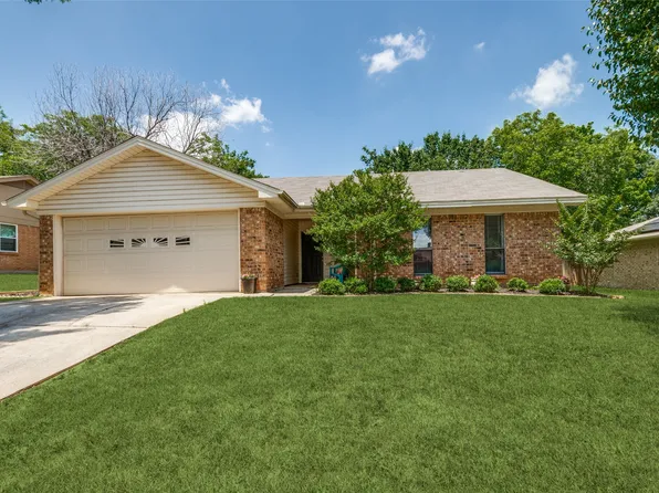 831 N Atkerson Ln, Euless, TX 76040
