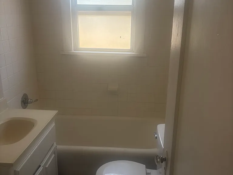 805 NE 24th St #1 — Photo 8