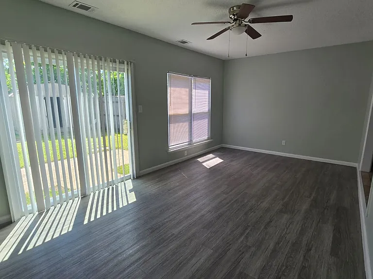 696 Governors Way — Photo 3