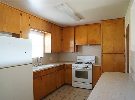 4th image of 1606 Daffodil Ave