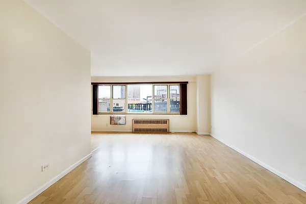 Sold by Thomas Lipovetsky, LREB | media 14