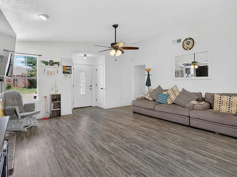 2324 Markland St — Photo 7