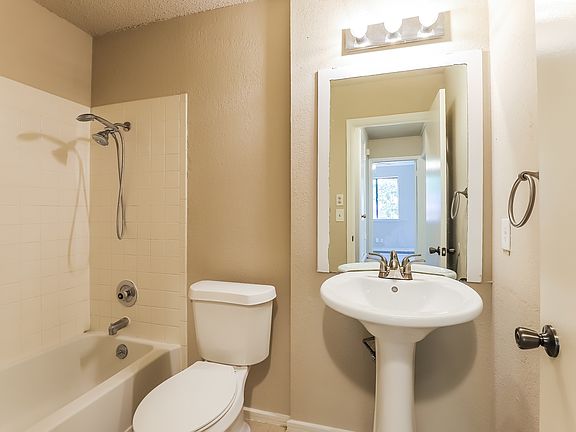 4th image of 605 Meadowcreek Cir