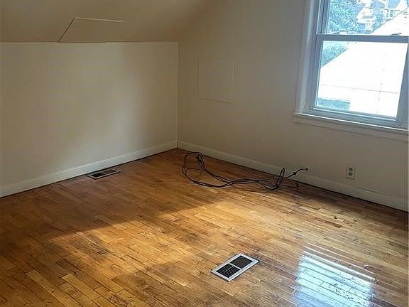 4th image of 312 Bruce St