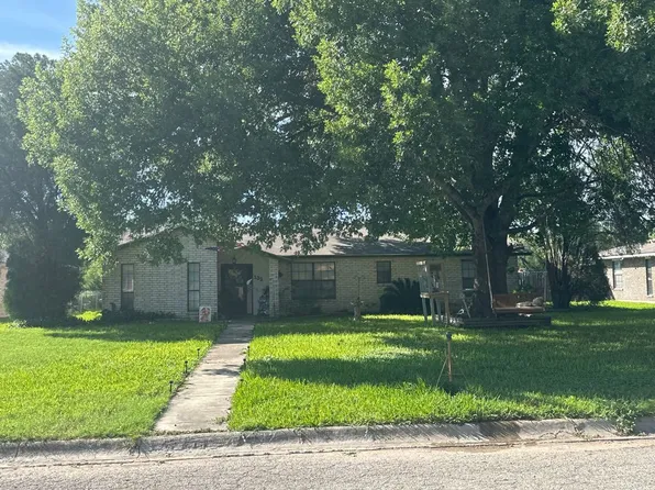 132 N Bluebonnet Dr, Uvalde, TX 78801