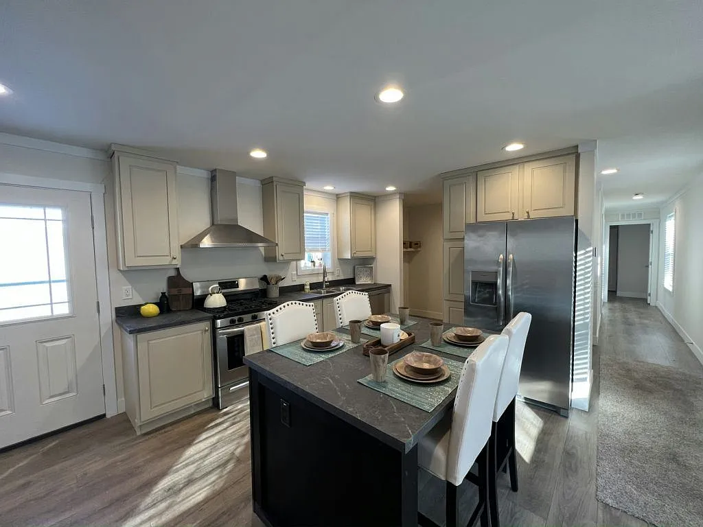 2 bed, 2.0 bath, 960 sqft, $1,451 — Photo 2