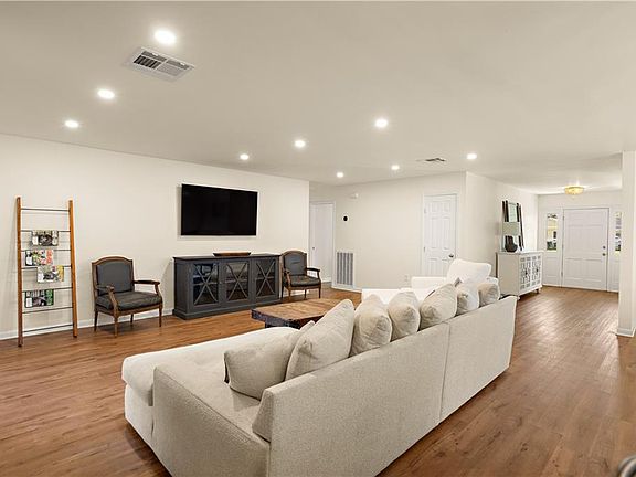 4th image of 265 Robinhood Dr