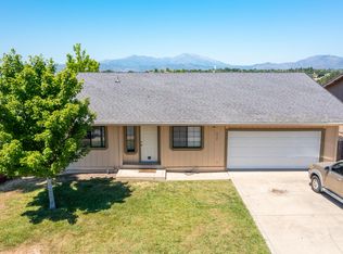 872 Springer Dr, Redding, CA 96003