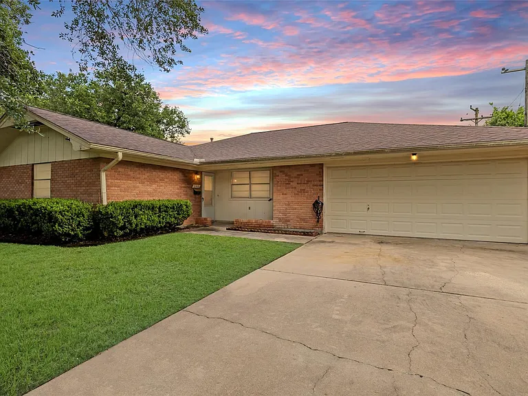 2308 Hillcrest Dr — Photo 1