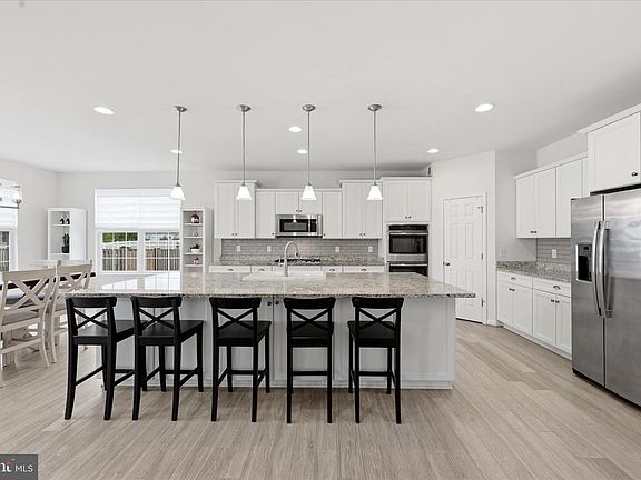 4th image of 223 Dartmoor Dr