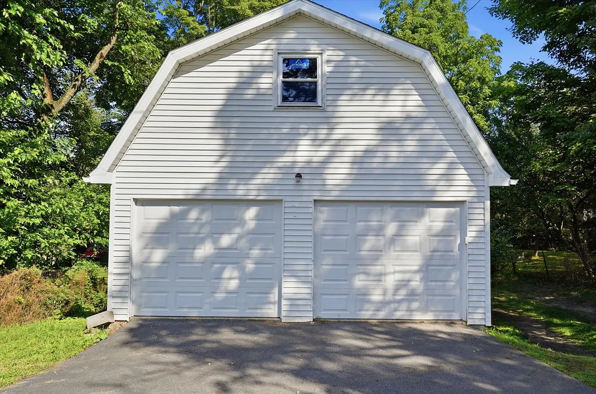 4 bed, 1886 sqft, $2,975 — Photo 3