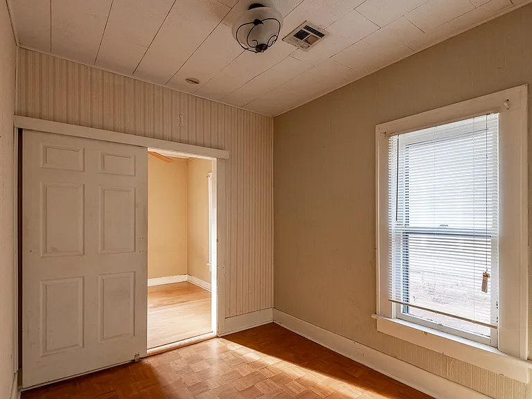 220 S Lewis St — Photo 4
