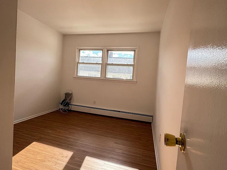 131 Roslyn Rd #1 — Photo 5