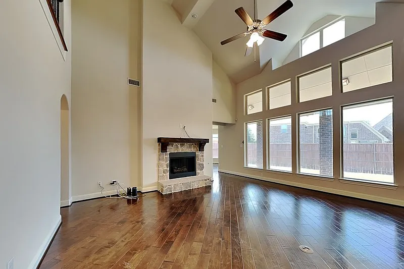 5 bed, 4.0 bath, 4361 sqft, $4,199 — Photo 2