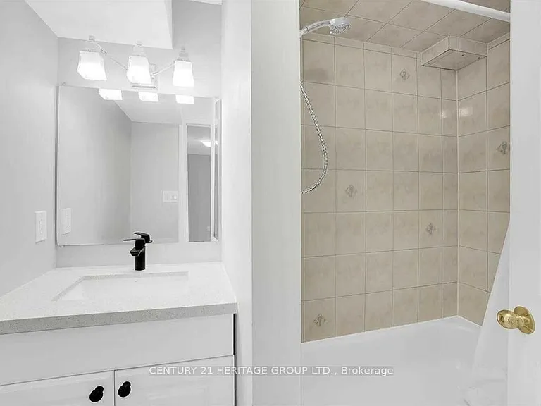521 Heddle Cres — Photo 6