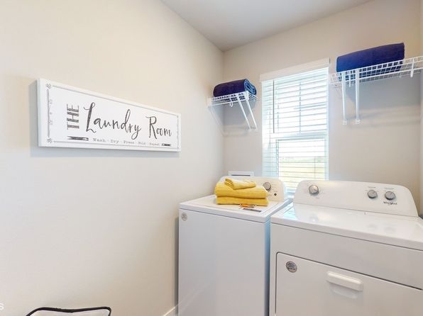 2463 Chloe Ln, Hiawatha, IA 52233