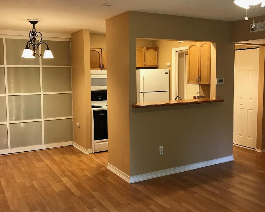 1st image of 902 Chestnut Hill Dr #D-b-1