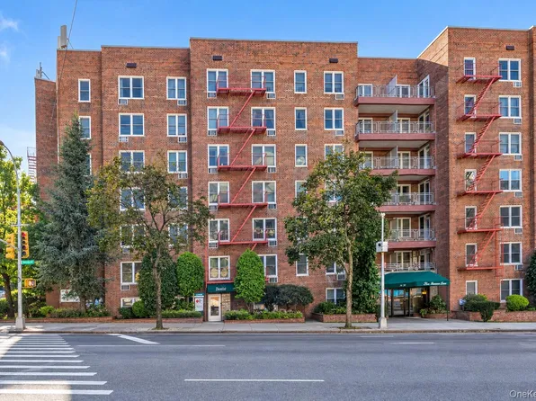241-20 Northern Boulevard #4A, Douglaston, NY 11362