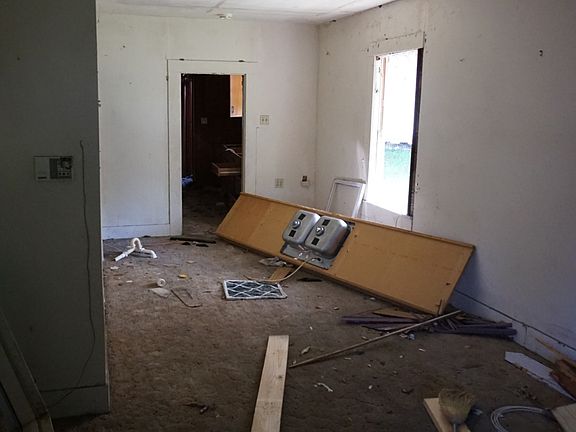 5th image of 260 E Alma St