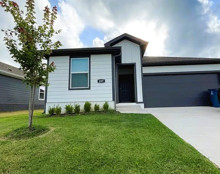 207 NW Pinwheel St #207 — Photo 1