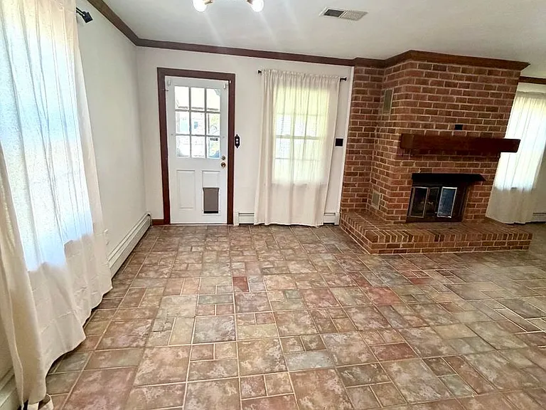 1503 Freeman Ave — Photo 6