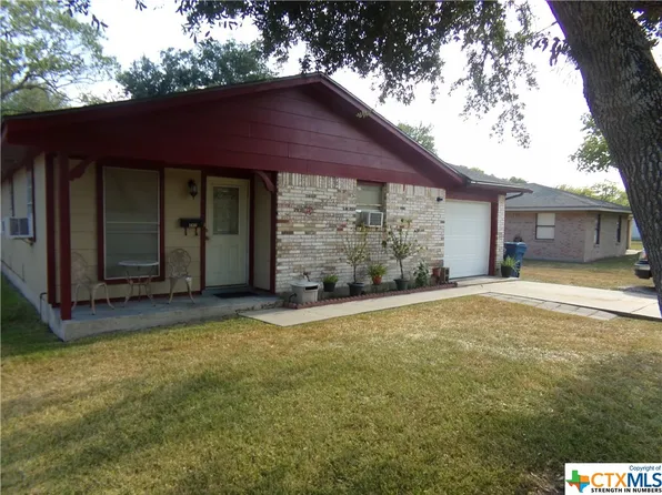 1410 Burkedale Dr, Port Lavaca, TX 77979