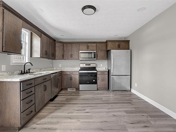 5th image of 393 Peterson Ave