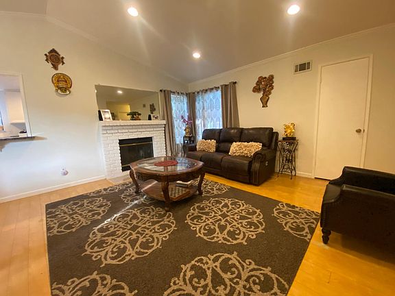 3rd image of 1058 Minoru Dr
