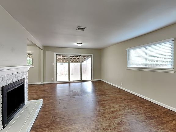 4th image of 385 Hopkins Dr