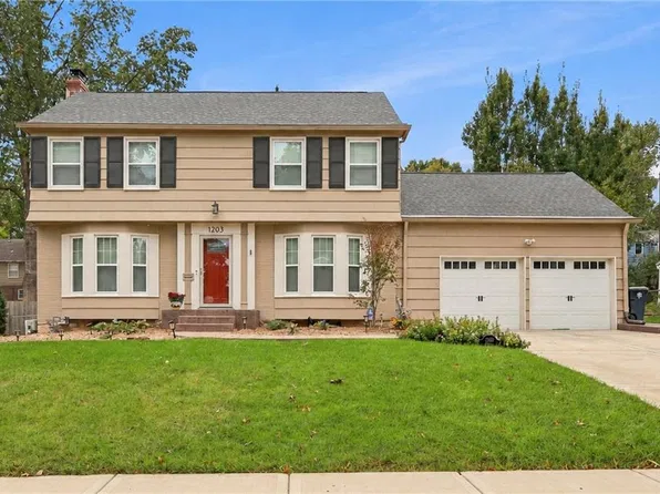 1203 Romany Rd, Kansas City, MO 64113