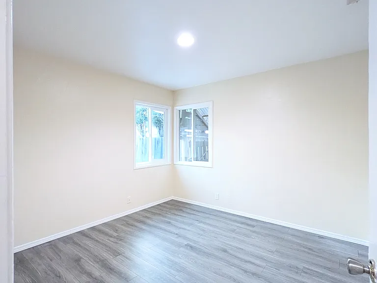 1095 N 4th St — Photo 8
