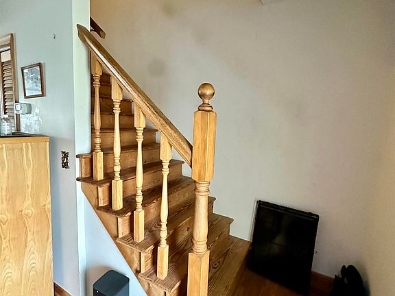 5th image of 661 Ladd Rd