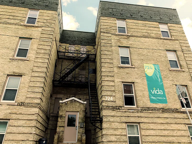 724 Wellington Ave — Photo 7