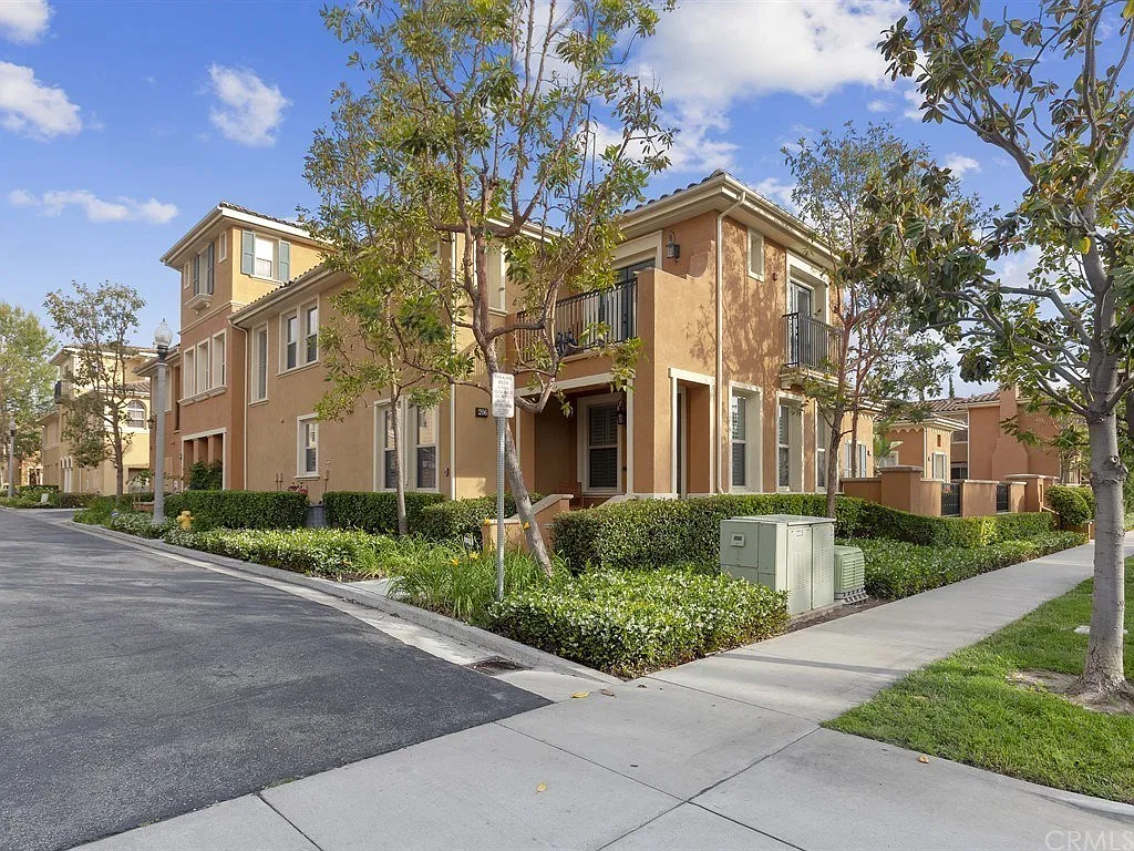 3 bed, 2.5 bath, 1987 sqft, $4,700 — Photo 1