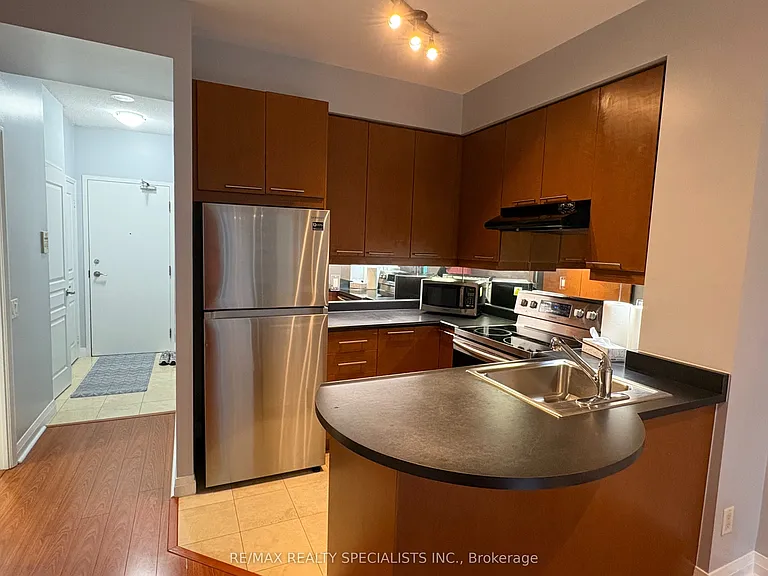 1121 Bay St #703 — Photo 8