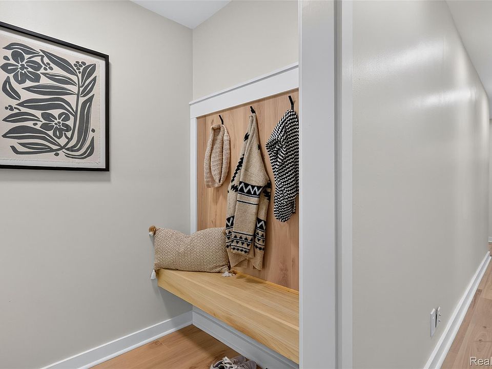 404 Laprairie St, photo 3