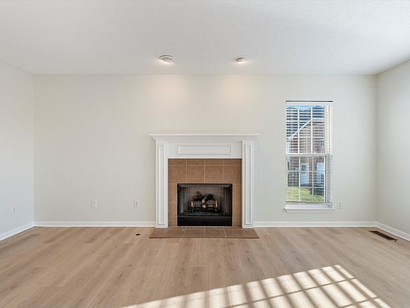 5th image of 102 Polk Ct