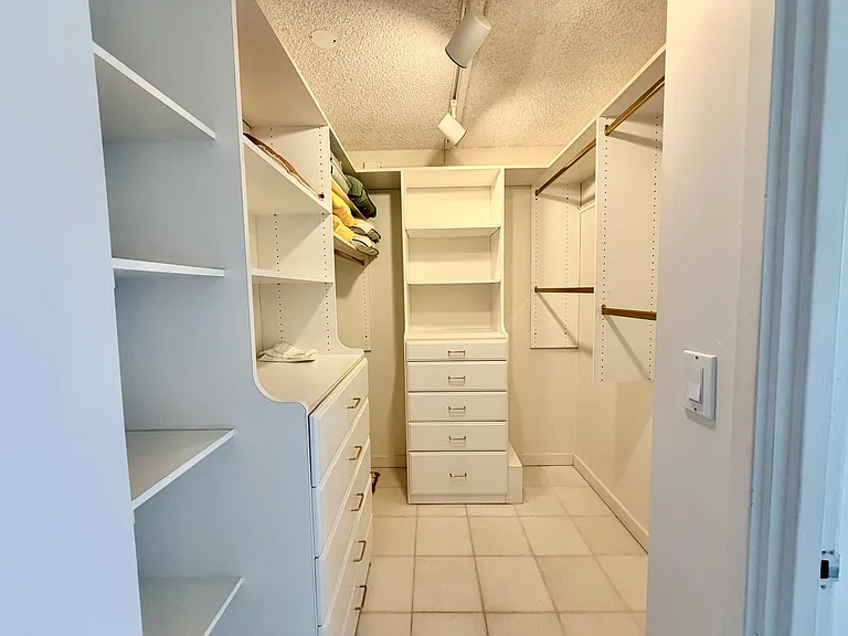 400 Hobron Ln #901 — Photo 8