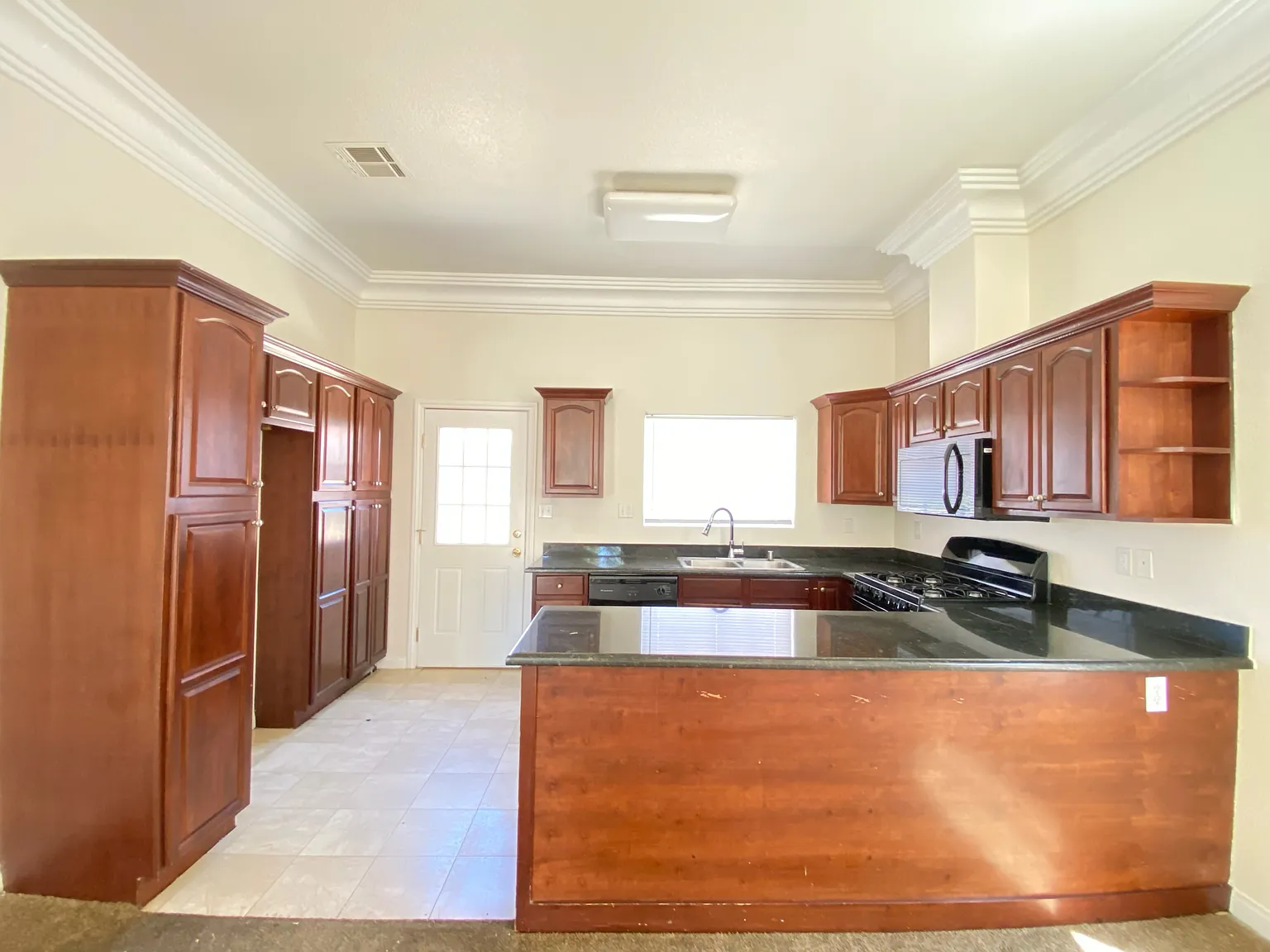 3 bed, 1326 sqft, $2,200 — Photo 4