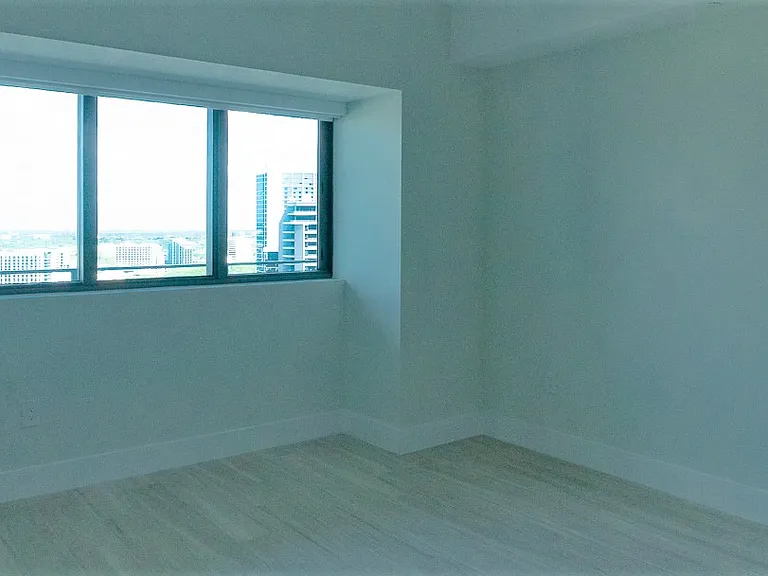 650 NE 32nd St #1102 — Photo 17
