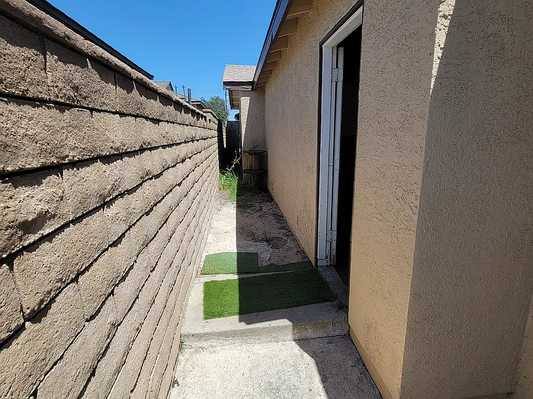 N Soldano Ave — Photo 26