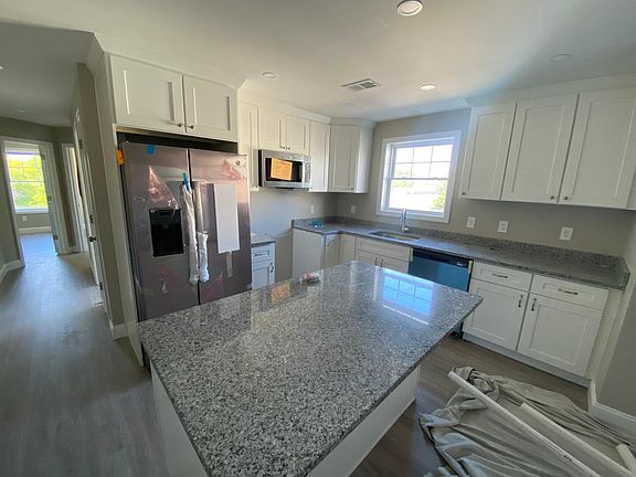 Island in Kitchen brand new appliances