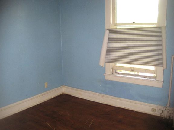 3rd image of 1015 Humboldt Ave N