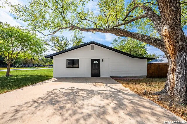4 bed, 2.0 bath, 2004 sqft, $2,500 — Photo 3