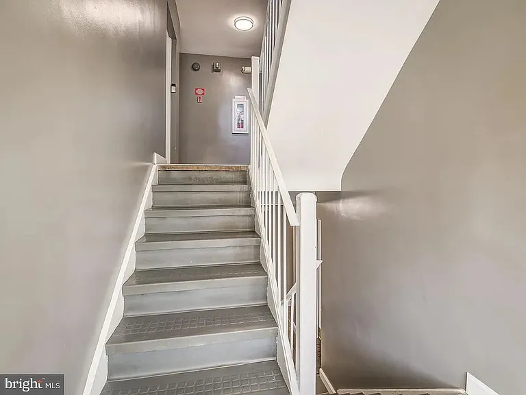 750 Barnaby St SE #301 — Photo 2