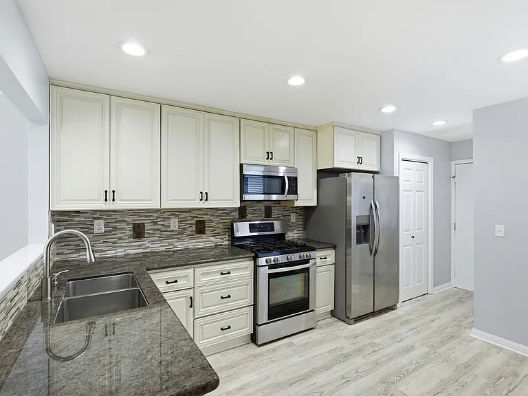 17125 Creekside Cir — Photo 4