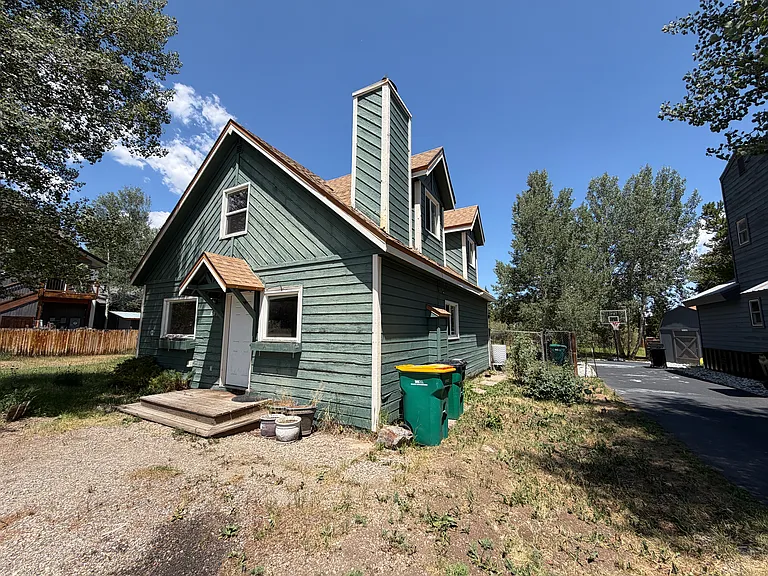 609 Belford St — Photo 2