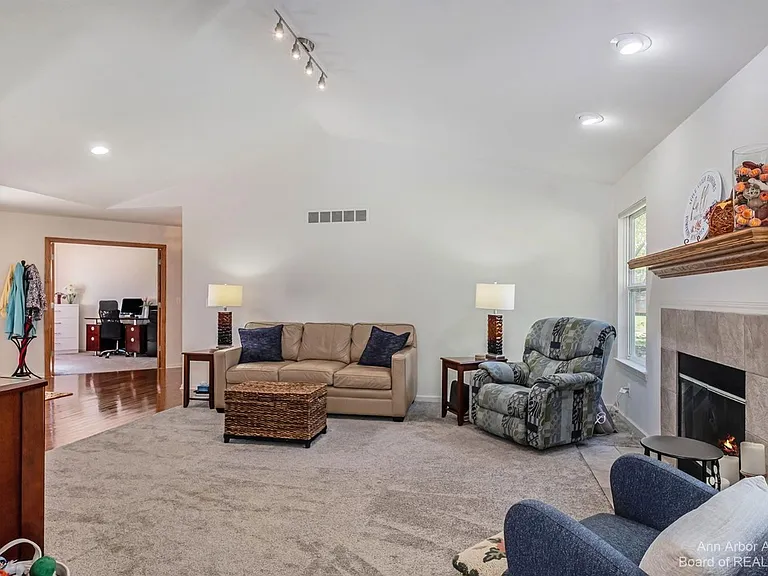 4267 Knollcrest Rd — Photo 8