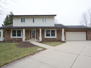 8207 W Forest Meadows Ct, Franklin, WI 53132