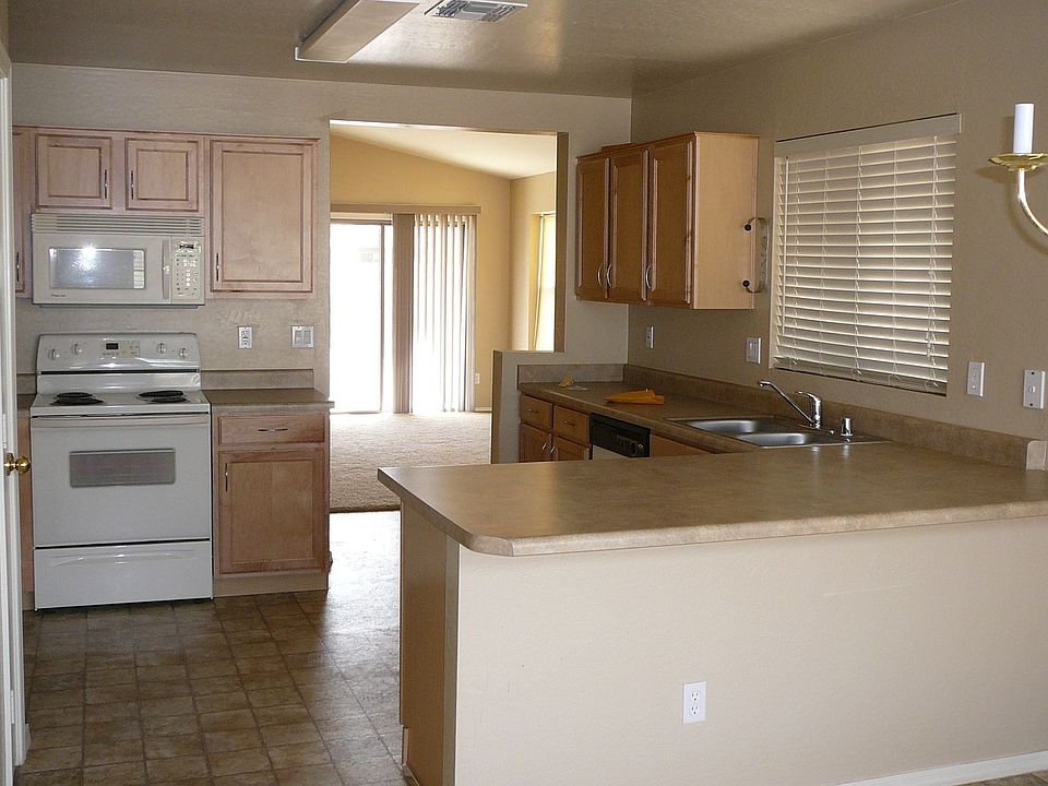 Spacious Kitchen with eat in dinning